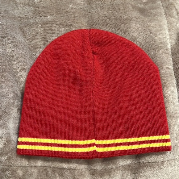 Harry Potter Gryffindor beanie from the wizarding world of Harry Potter - Picture 3 of 4